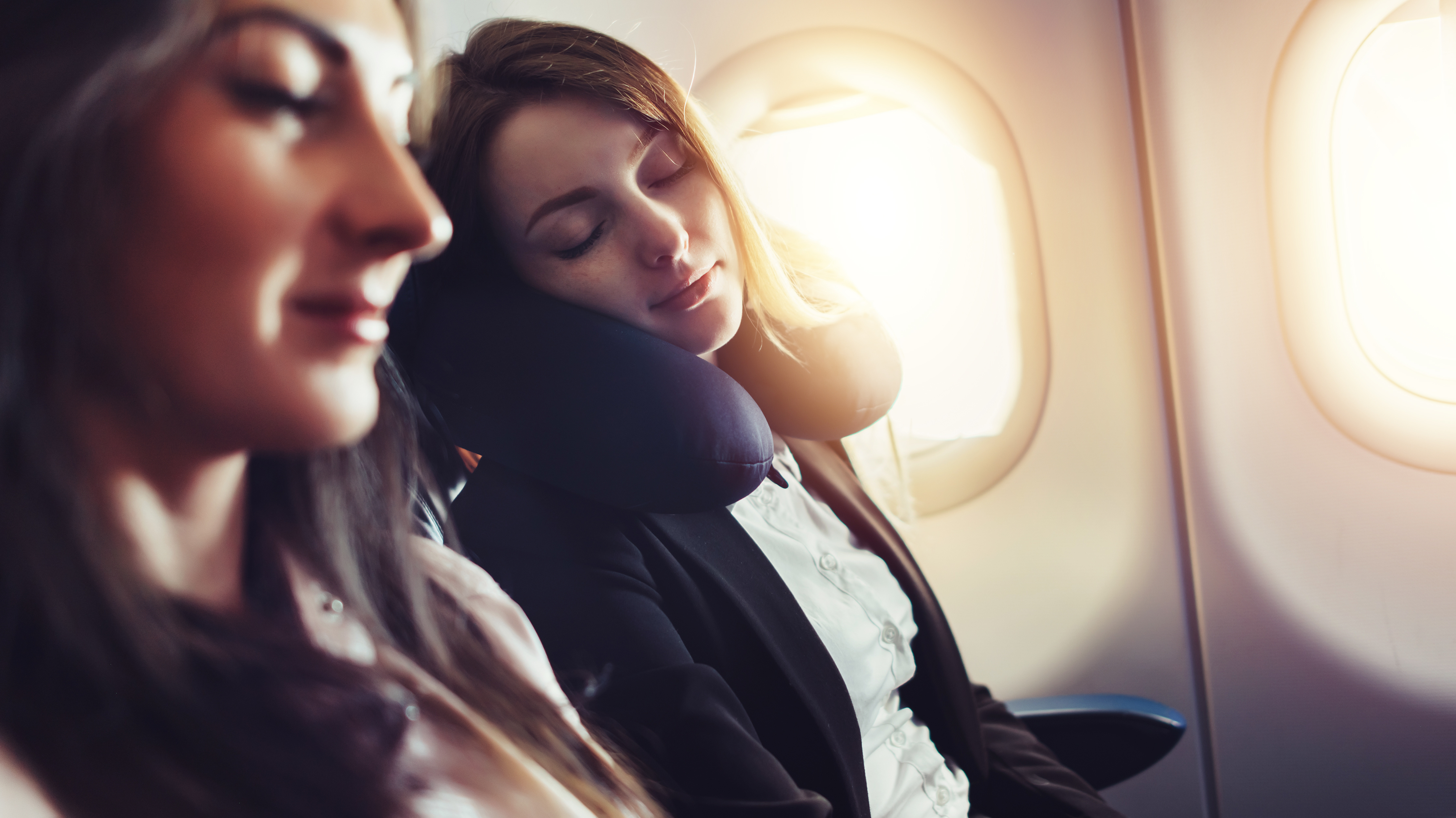 schlafende Frauen zufrieden im Flugzeug