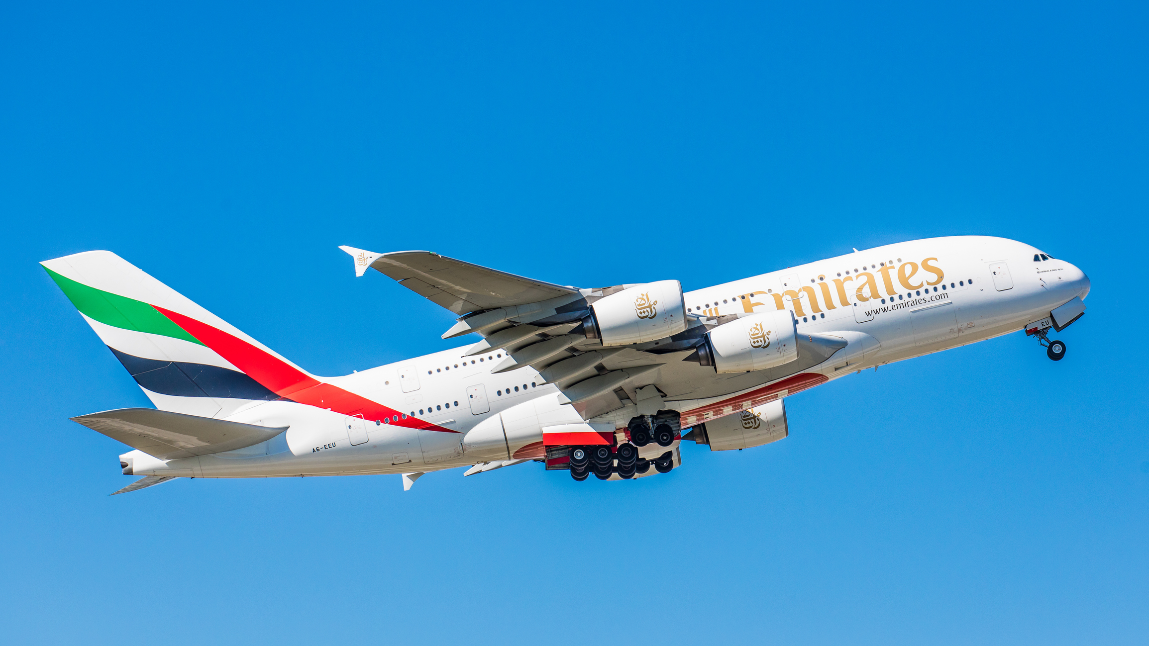 Ein Airbus A380 von Emirates in der Luft.