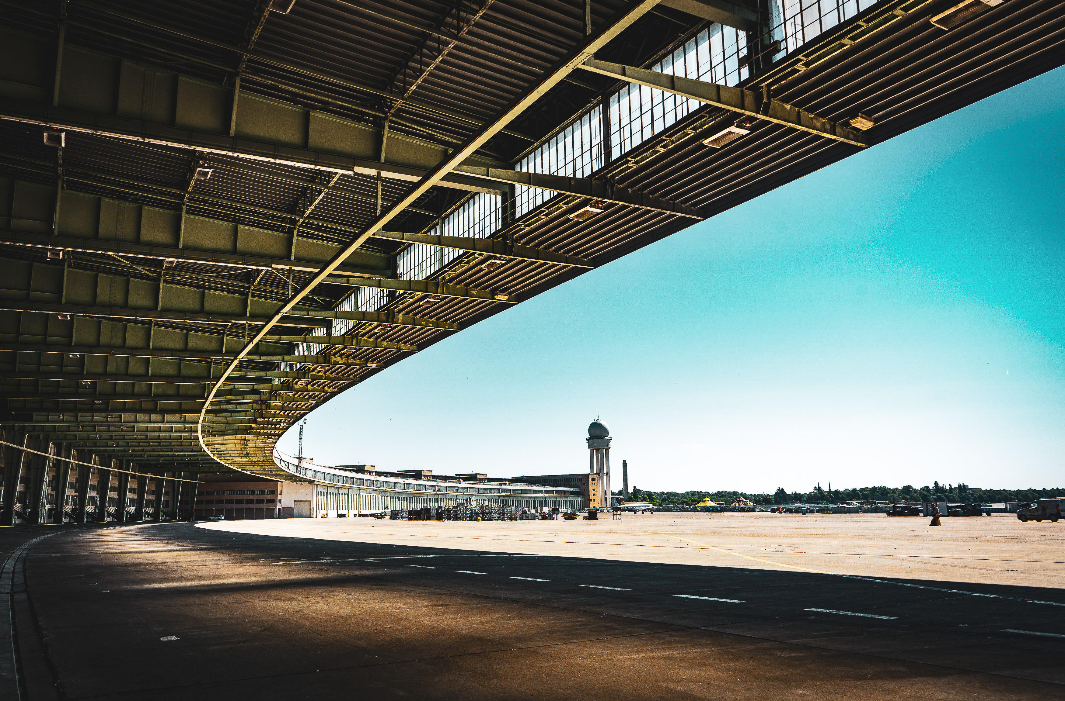 Das Hauptgebäude und ein Teil des früheren Flugfeldes des Flughafens Berlin Tempelhof bei Sonnenschein.