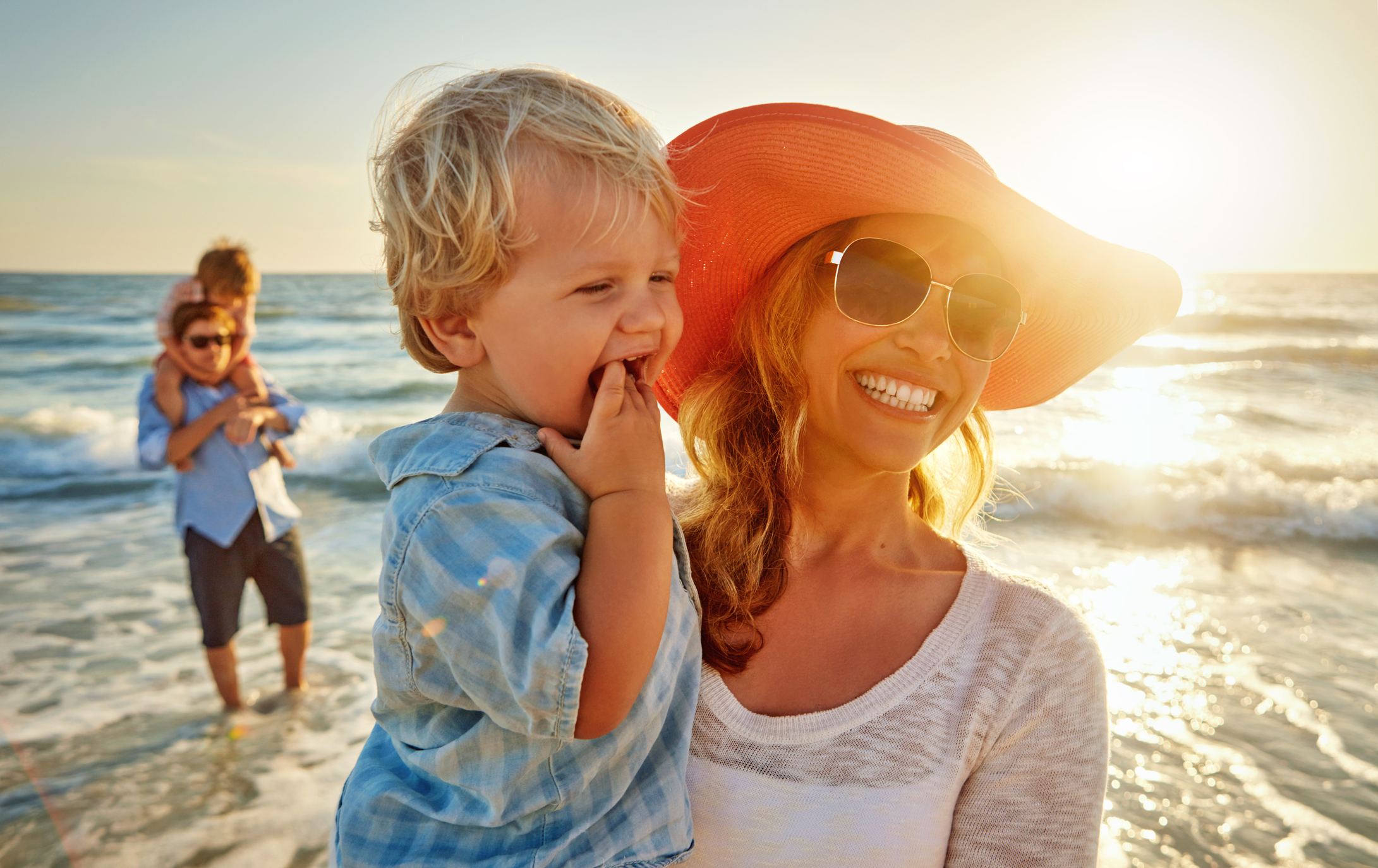 glückliche Familie am Strand