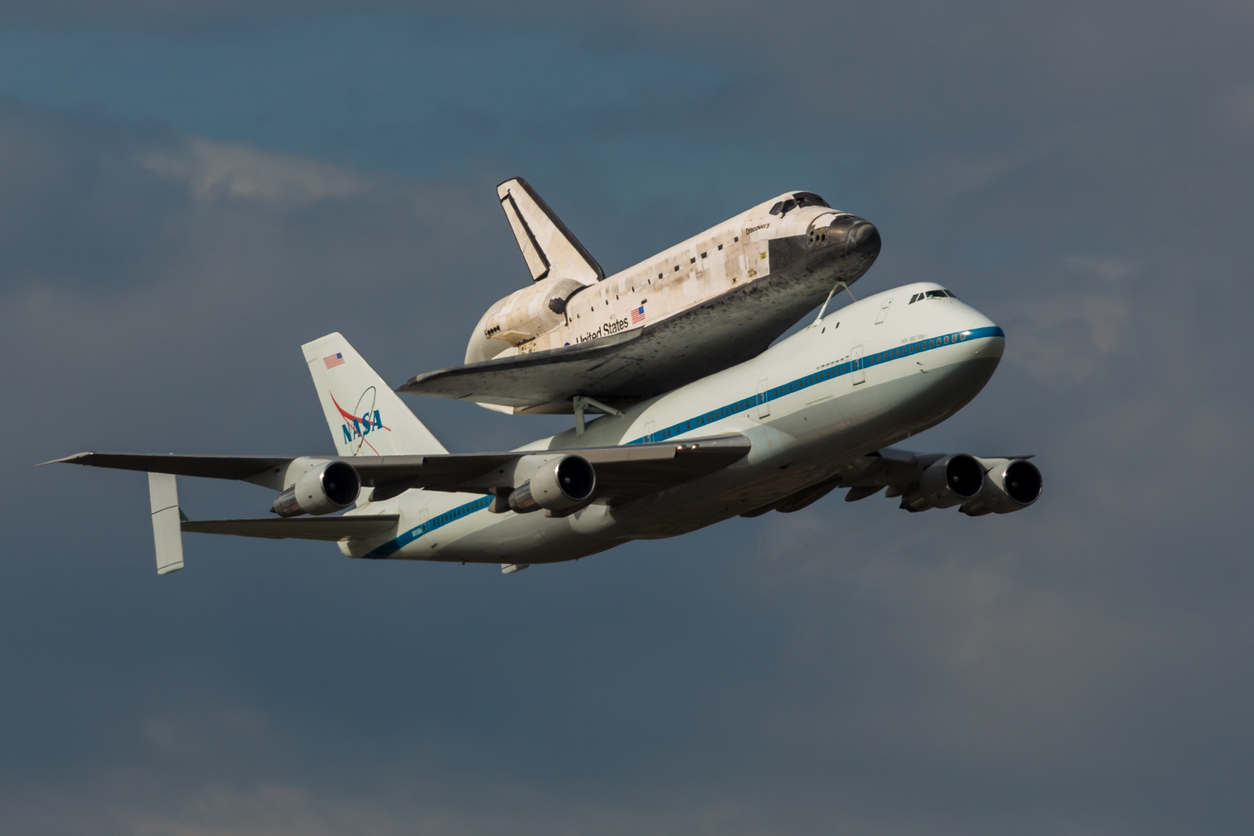 Eine umfunktionierte Boeing 747 beim Transport eines Space Shuttles