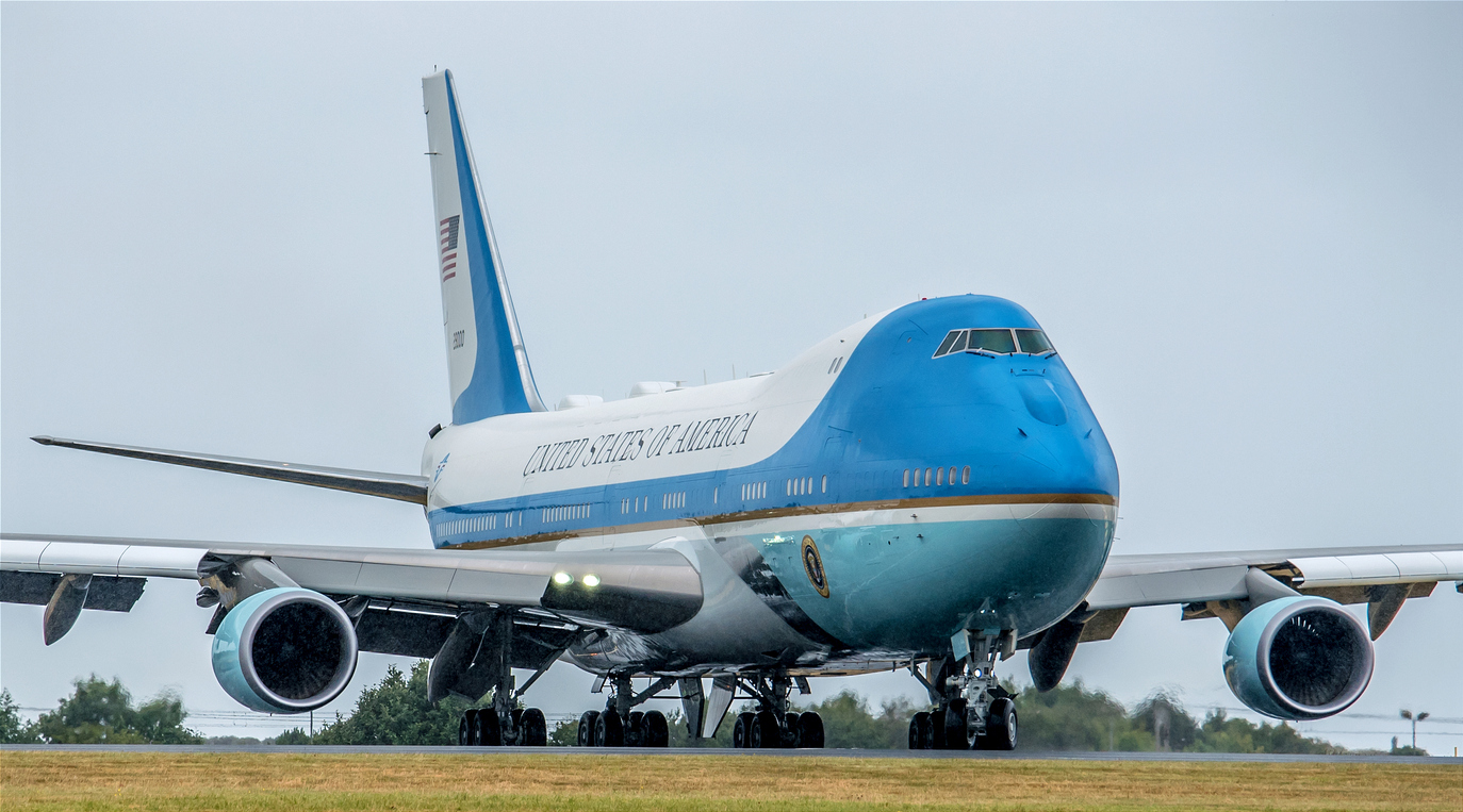 Die Boeing 747 als Airforce One auf einem Rollfeld