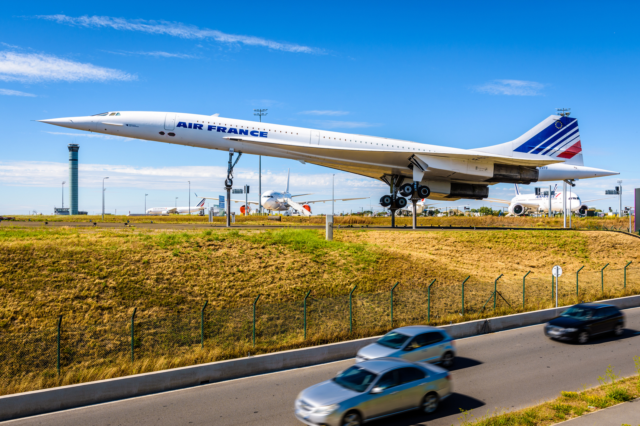 Eine ausgestellte Air France Concorde am Flughafen Paris Charles de Gaulle, im Hintergrund sind weitere Air France Maschinen zu sehen.