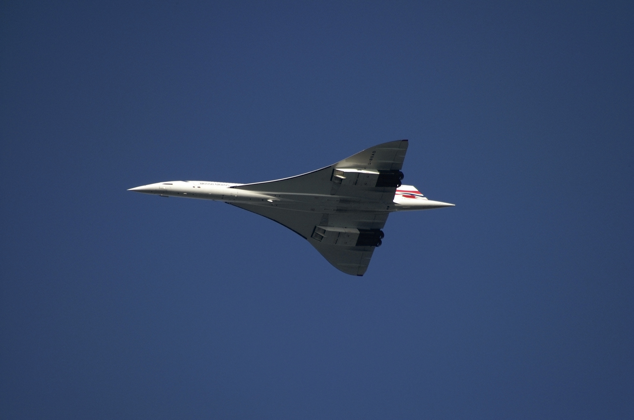 Eine British Airways Concorde im Flug von unten betrachtet.