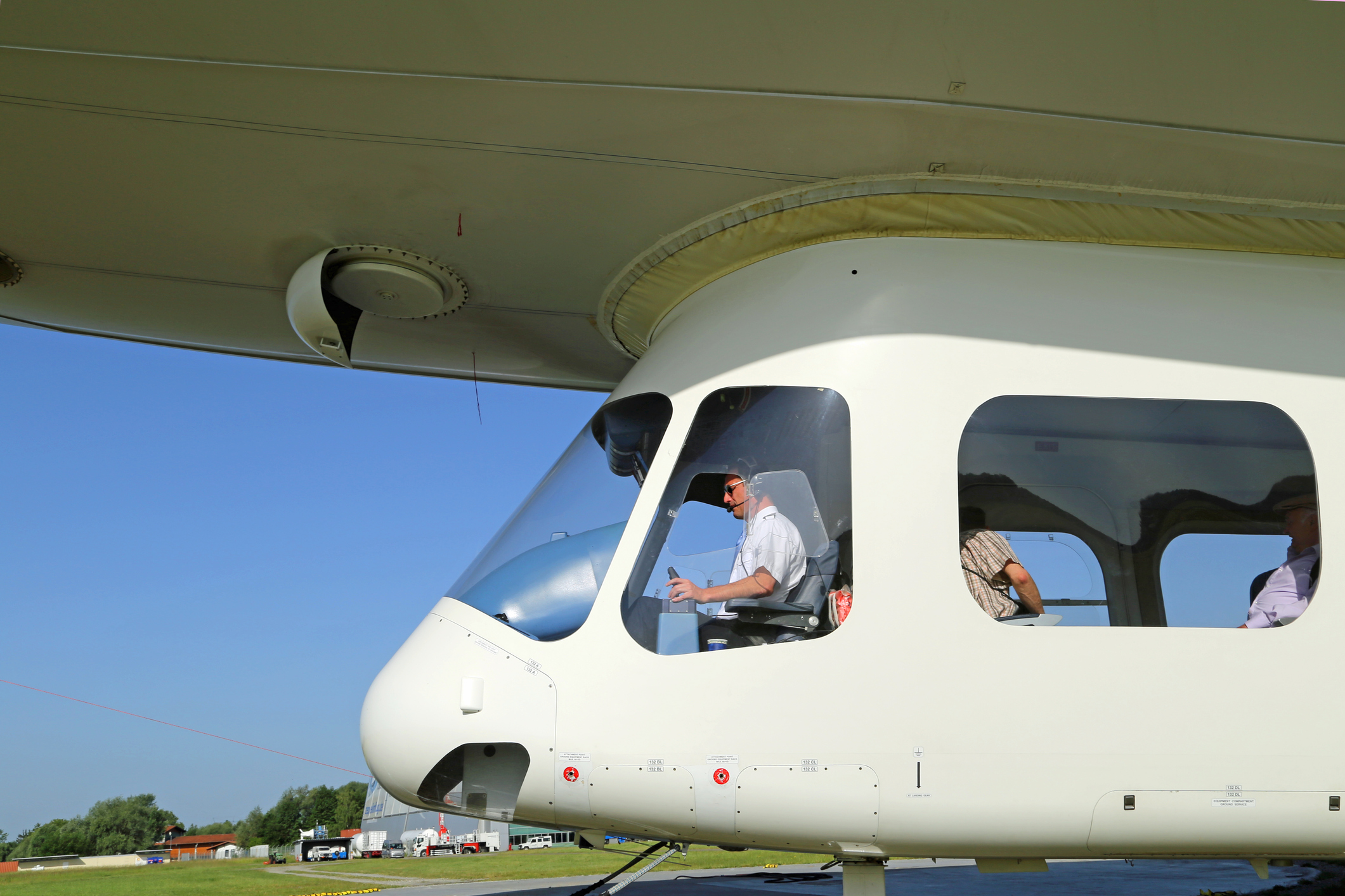 Ein Pilot in der Kabine eines gelandeten Zeppelins.