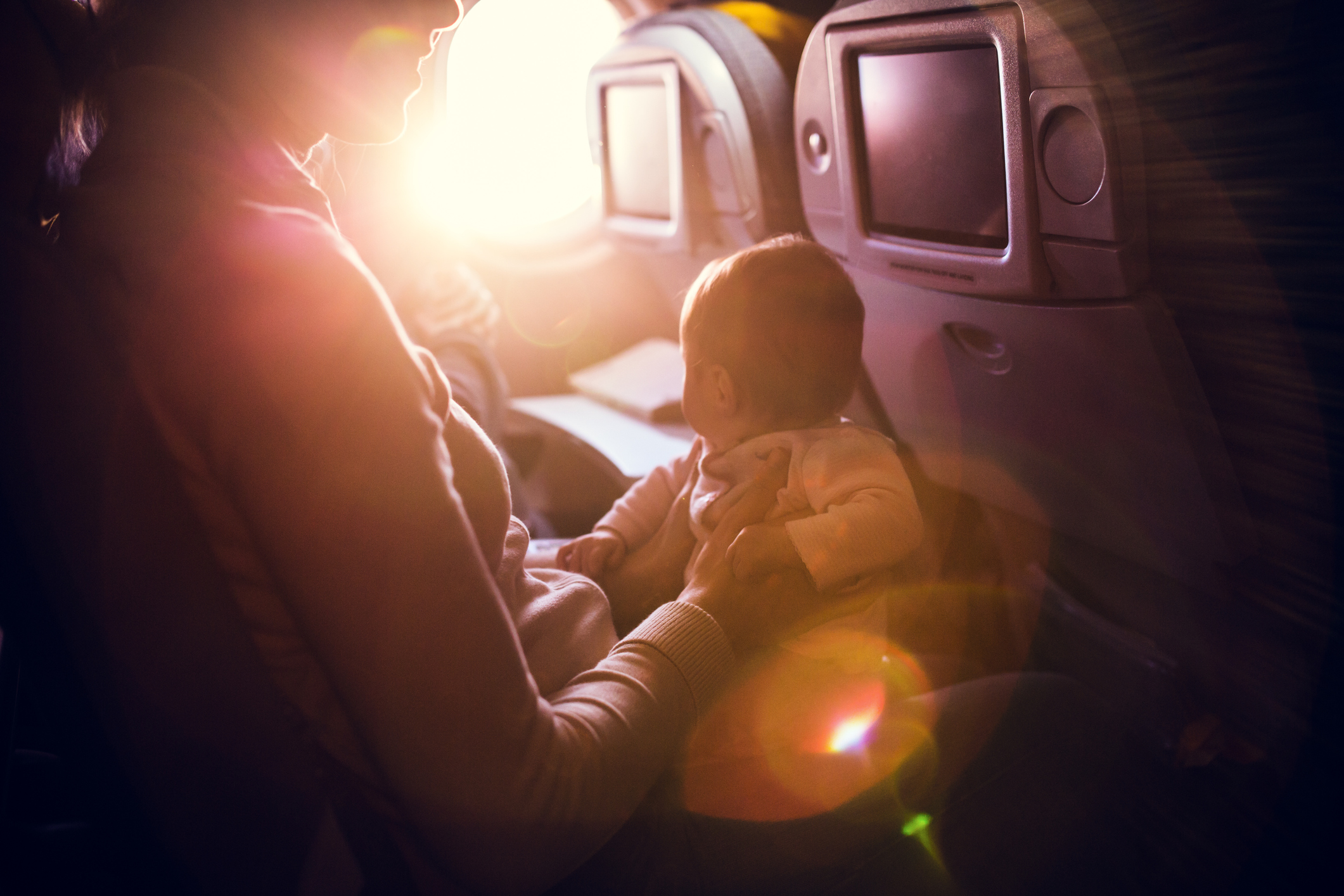 Mor med baby på flyet