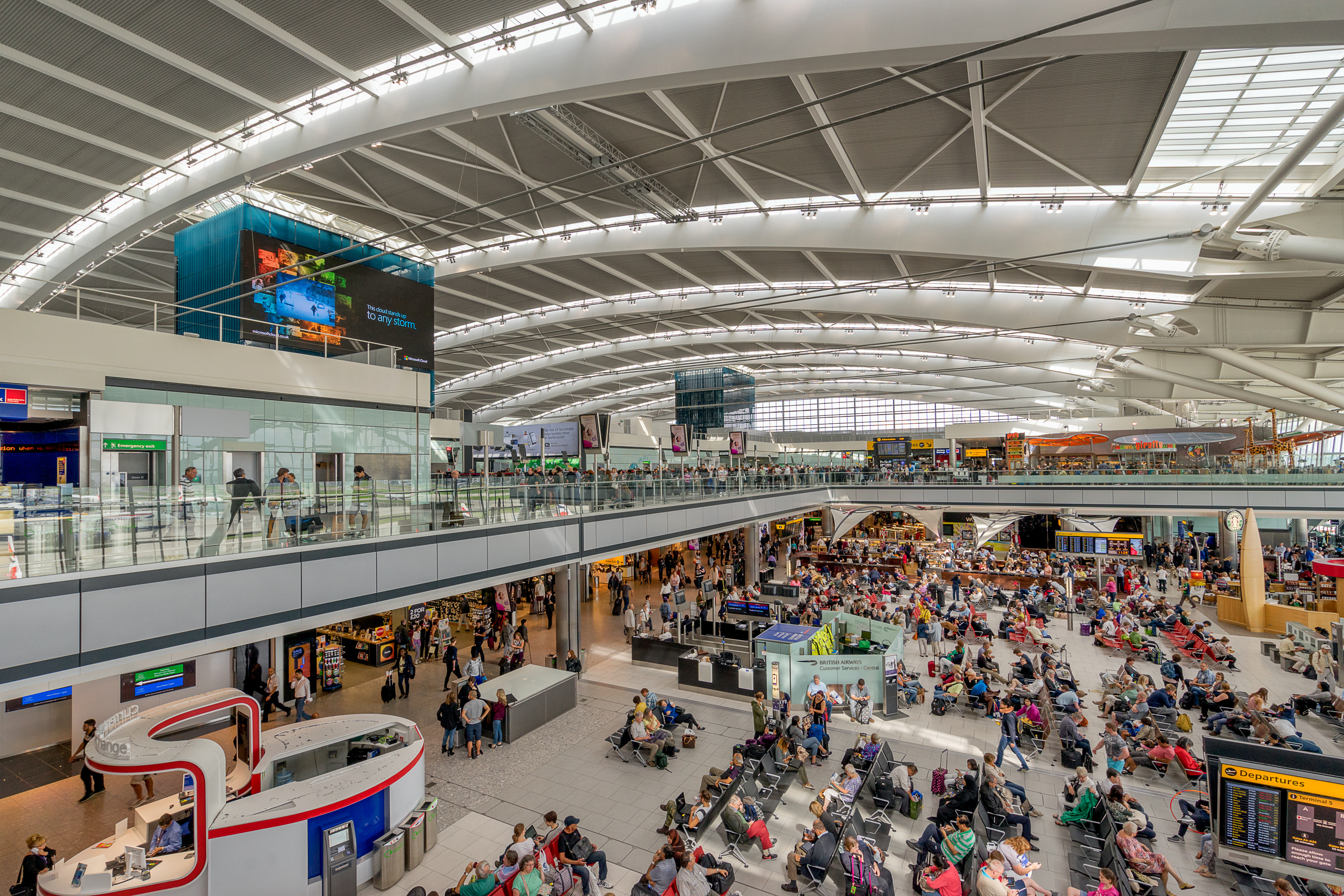 Eine belebte Abflughalle im Flughafen London Heathrow.