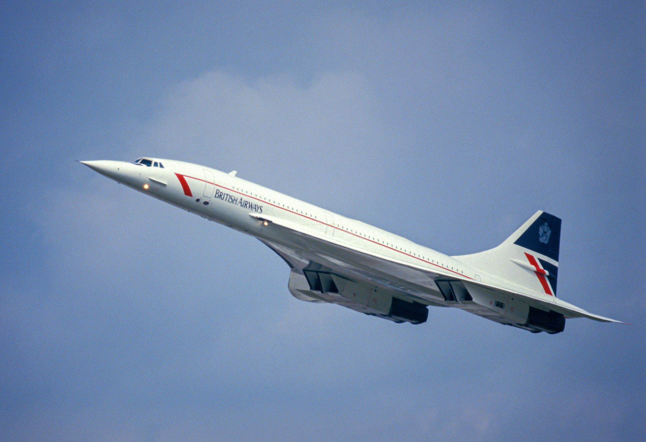 Eine Concorde von British Airways im Steigflug bei gutem Wetter.