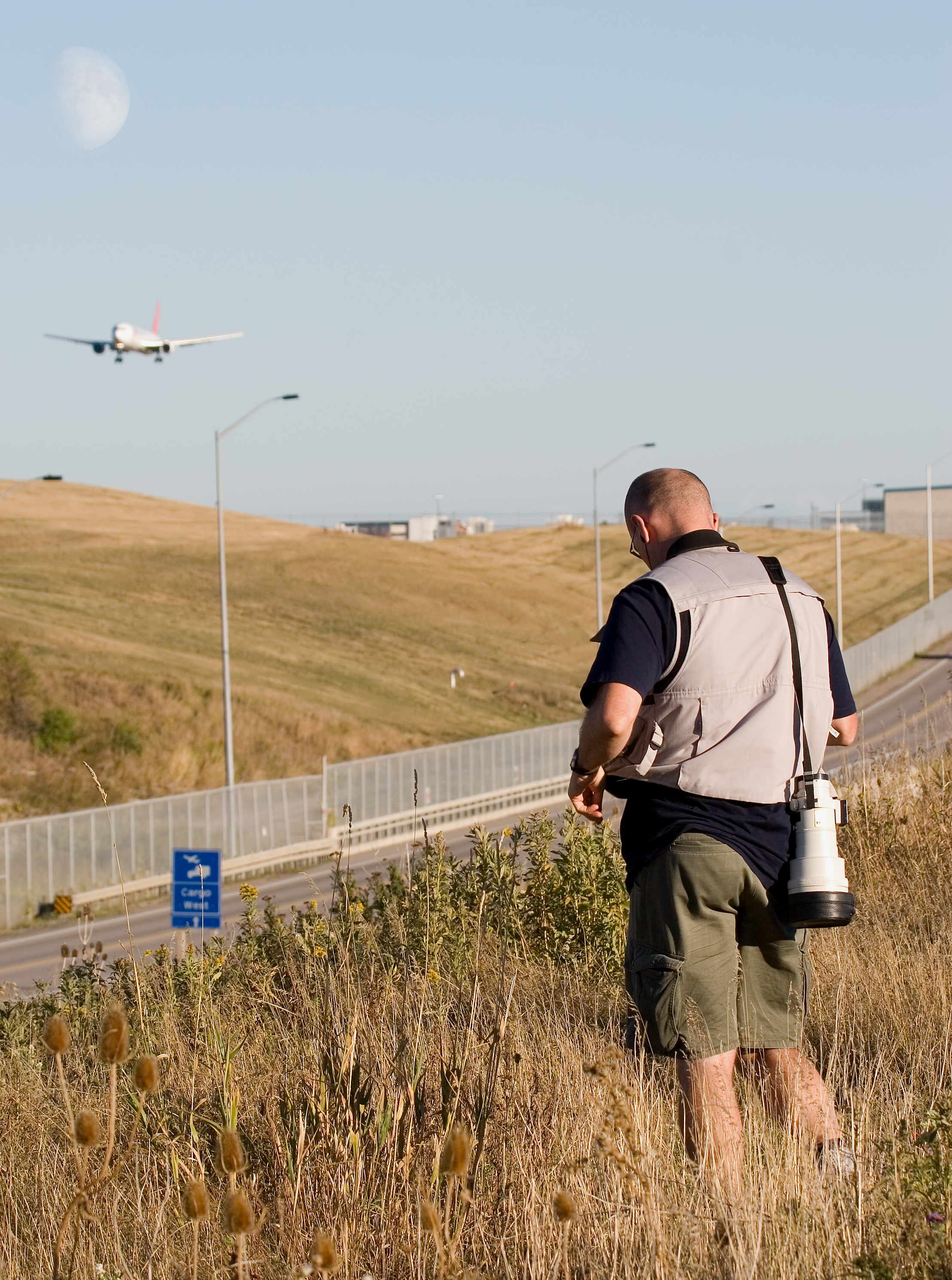 Mann mit Kamera draußen beim Planespotting