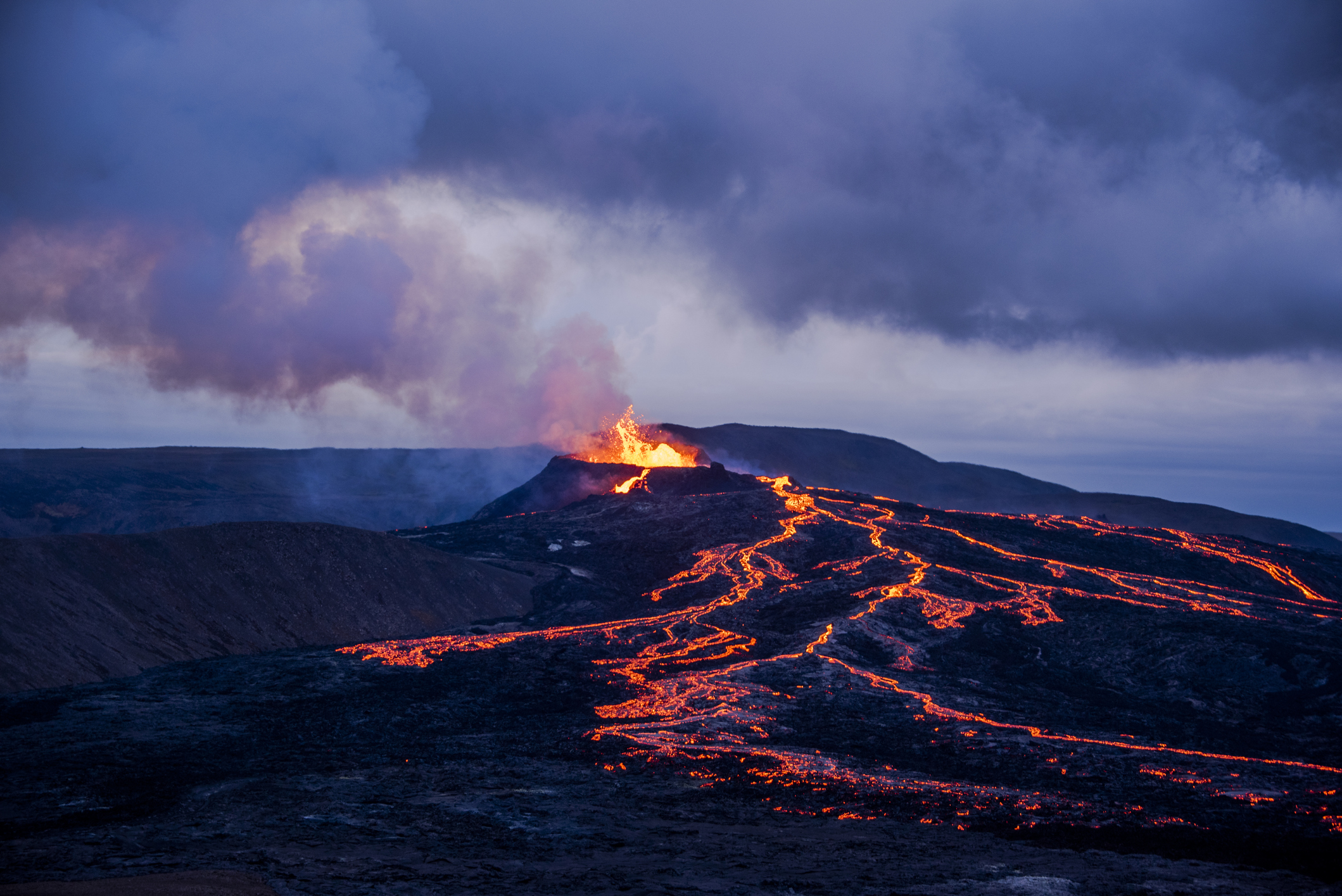 Lavaströme und der ausbrechende Eyjafjallajökull in der Dämmerung.