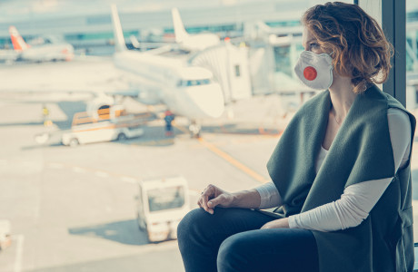 Kvinde med maske i lufthavnen