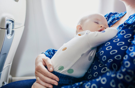 Sovende baby på flyet