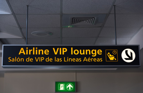 Wegweiser zur VIP-Lounge der Fluggesellschaften am Flughafen in Aruba
