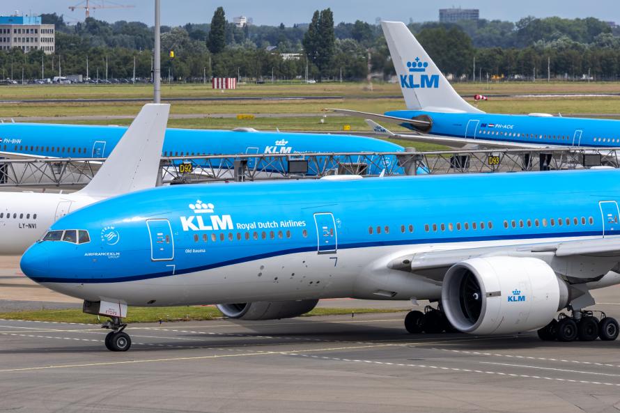 Mehrere KLM-Flugzeuge in Parkposition an einem Flughafen.