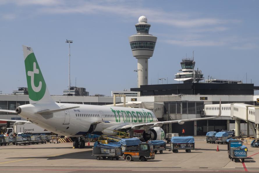 Ein Flugzeug von Transavia am Gate.