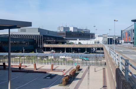 Ein Terminal und Parkplätze des Flughafens Hannover