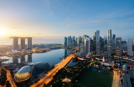 Die Skyline von Singapur im Dämmerlicht.