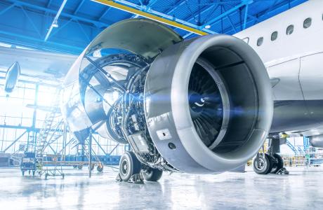Eine Flugzeugturbine wird in einem Hangar zusammengesetzt.
