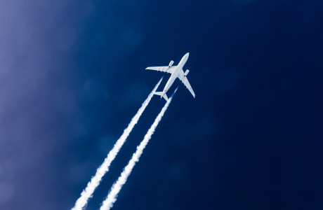 Flugzeug am Himmel mit Kondensstreifen