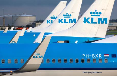 Der Heckbereich mehrerer hintereinander stehender KLM-Flugzeuge.
