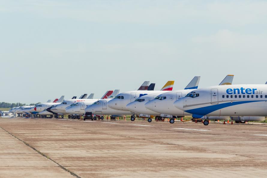 Flugzeuge unterschiedlicher Airlines nebeneinander auf einem Rollfeld.