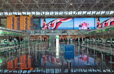 Das Hauptterminal vom Flughafen Leonardo da Vinci Fiumicino in Rom.