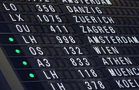 Abflugtafel, auf der unterschiedliche internationale Flüge angezeigt werden.
