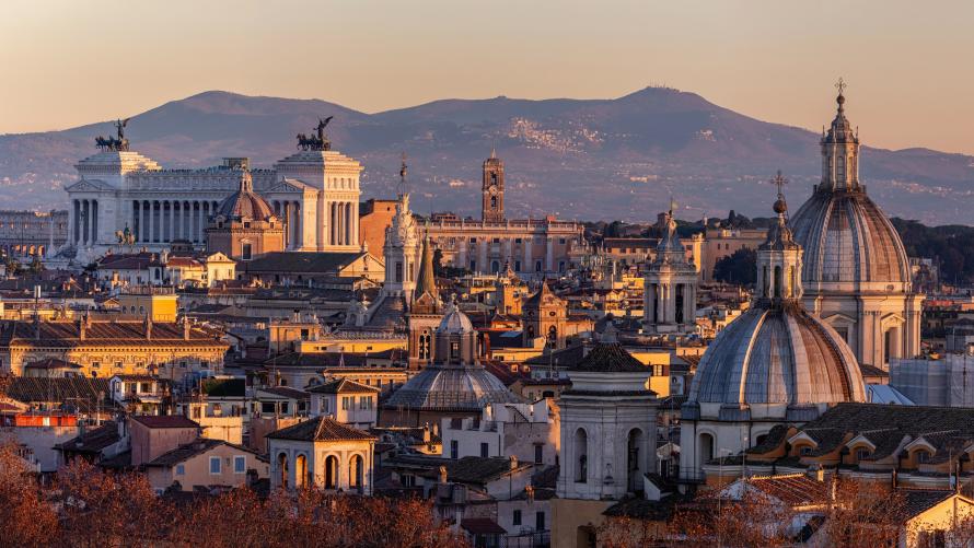 Die Skyline des historischen Zentrums von Rom während des Sonnenuntergangs.