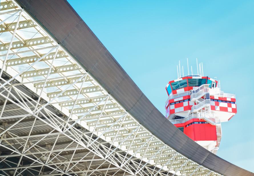 Ein Teil des Terminals vom Flughafen Fiumicino in Rom mit Flugtower.