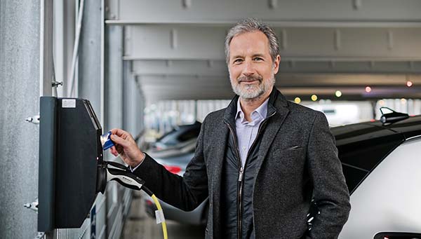 Laden von Elektroauto im Parkhaus in Berlin von Easy Airport Parking