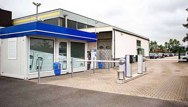 Parkplatz Check-in mit Auto