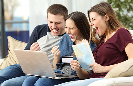 3 mensen voor een laptop zijn gelukkig