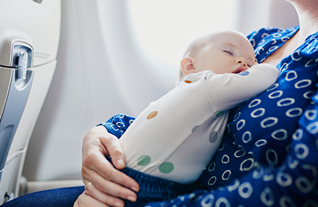 Mor med barn på fly